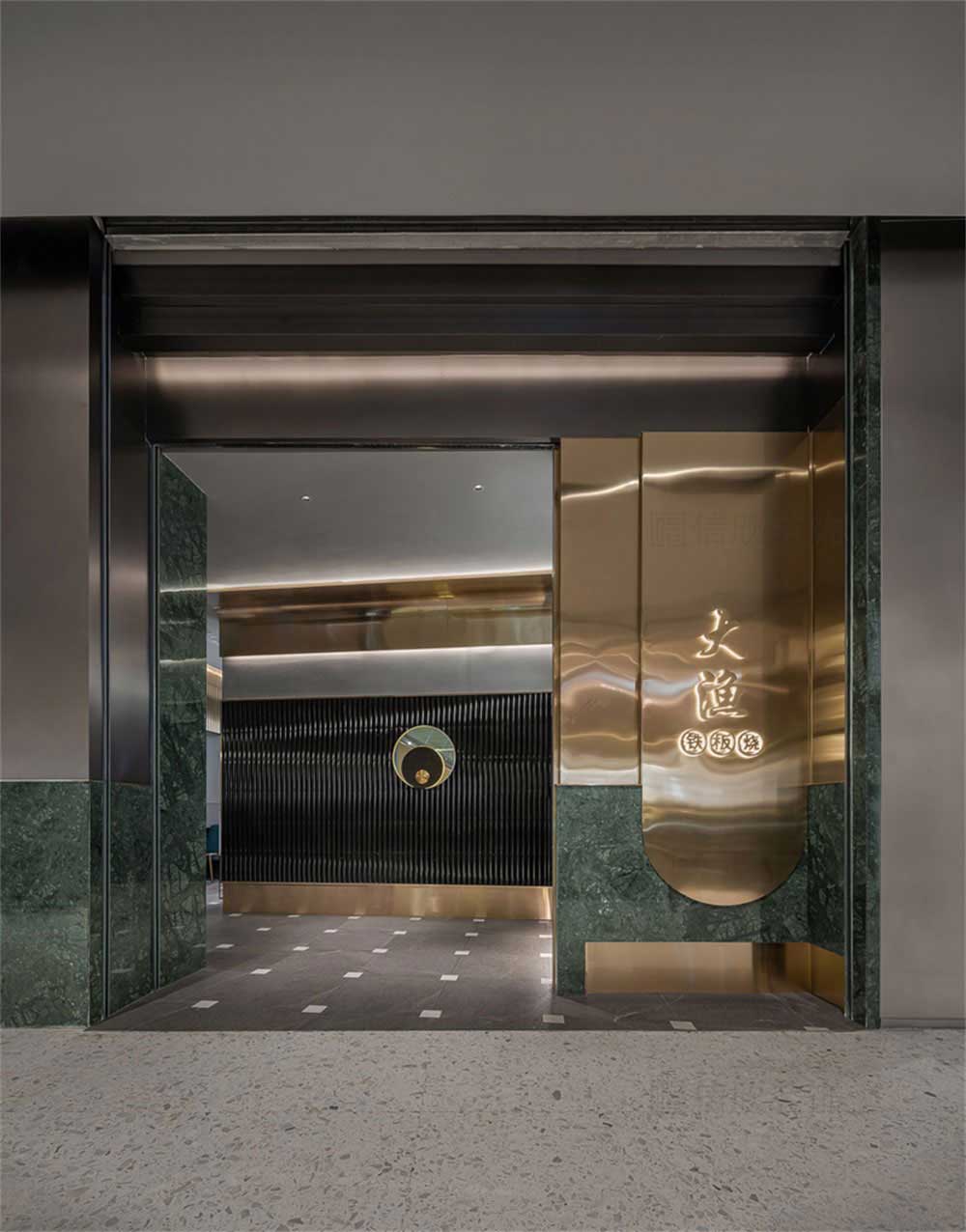 深圳寶安輕奢風(fēng)格鐵板燒餐廳裝修設(shè)計(jì)入口門廳