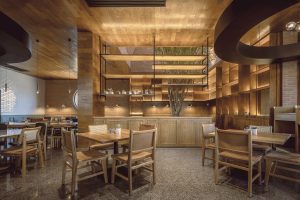 典雅原木風(fēng)西餐廳l型隔斷裝修設(shè)計