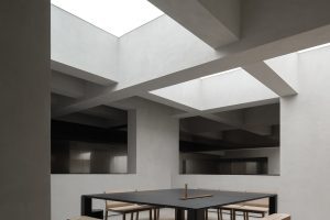 智能未來體驗展廳裝修設(shè)計 黑色桌子白色長木凳