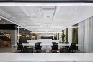 白木色簡約風辦公室裝修設(shè)計黑白色辦公大廳效果圖